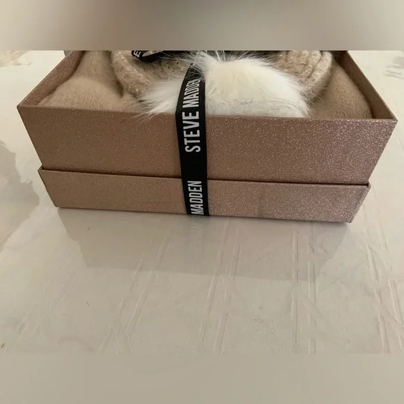 BRAND NEW Steve Madden beanie scarf set - Picture 6 of 9